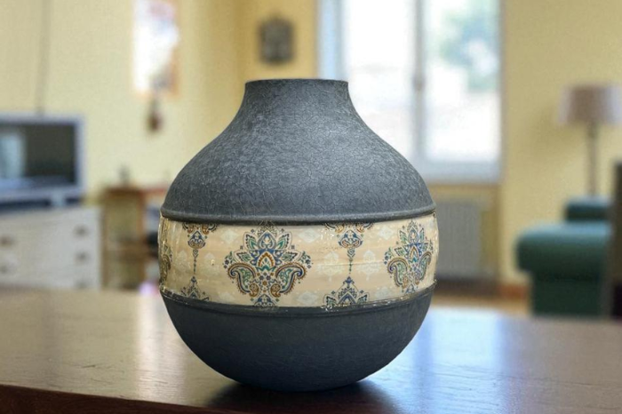 Manufacturer, Exporter, Importer, Supplier, Wholesaler, Retailer, Trader of Metal Flower Vase in New Delhi, Delhi, India.